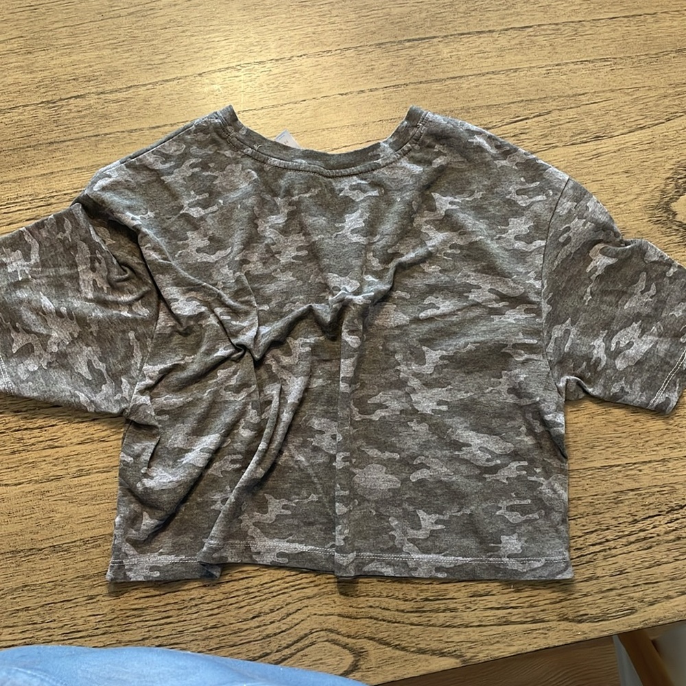 Fabletics Camo Cropped Tee - Picture 3 of 3